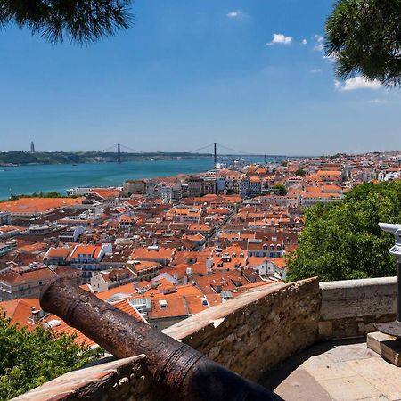 Stylish Getaway In A Mezzanine Flat By The Castle Apartment Lisbon Bagian luar foto