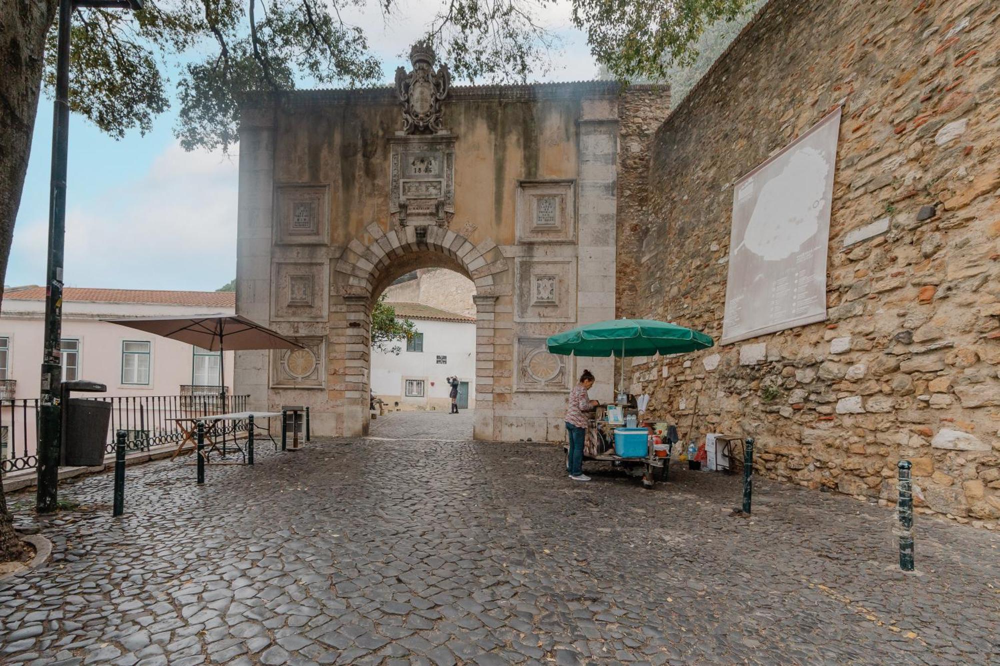 Stylish Getaway In A Mezzanine Flat By The Castle Apartment Lisbon Bagian luar foto
