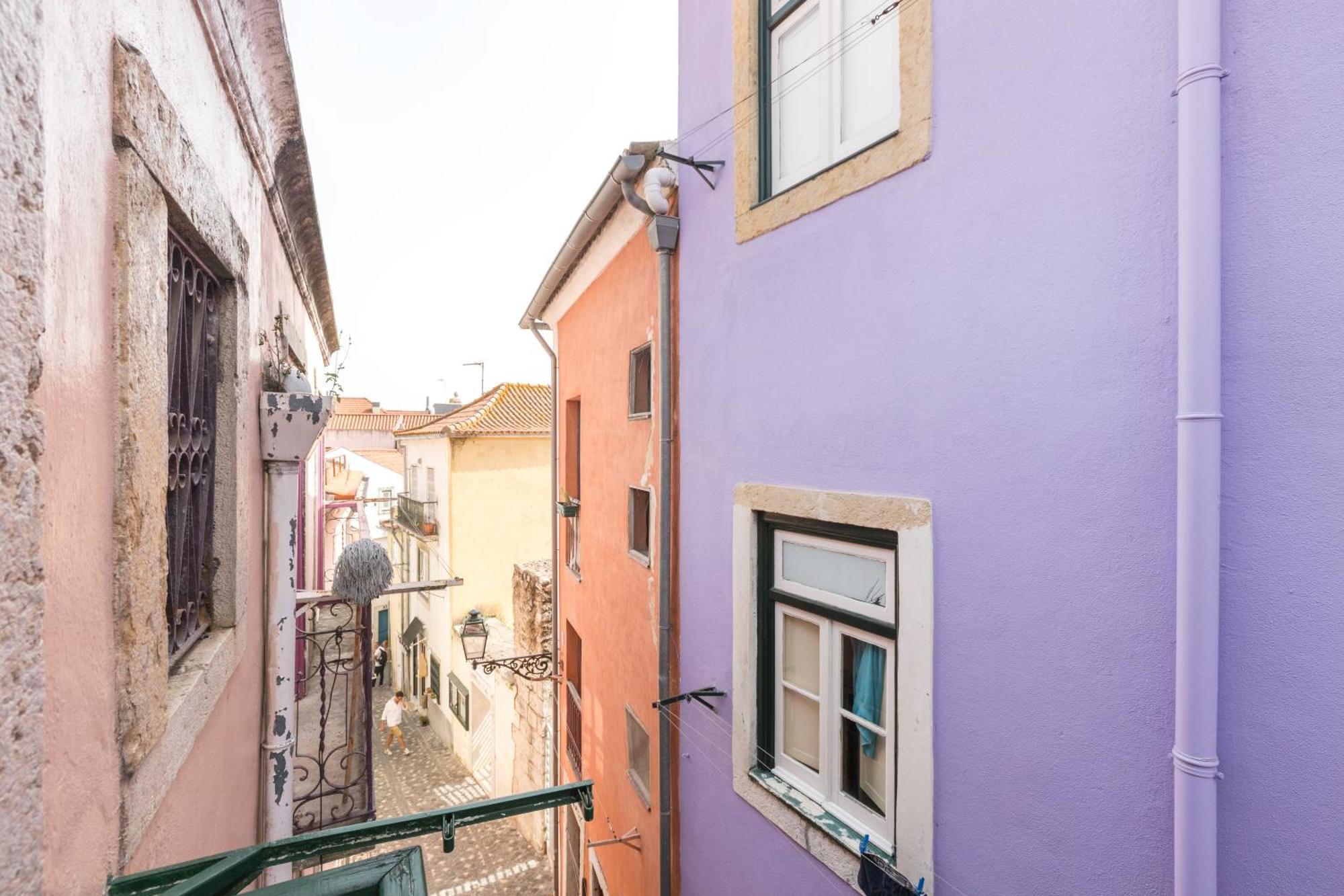 Stylish Getaway In A Mezzanine Flat By The Castle Apartment Lisbon Bagian luar foto