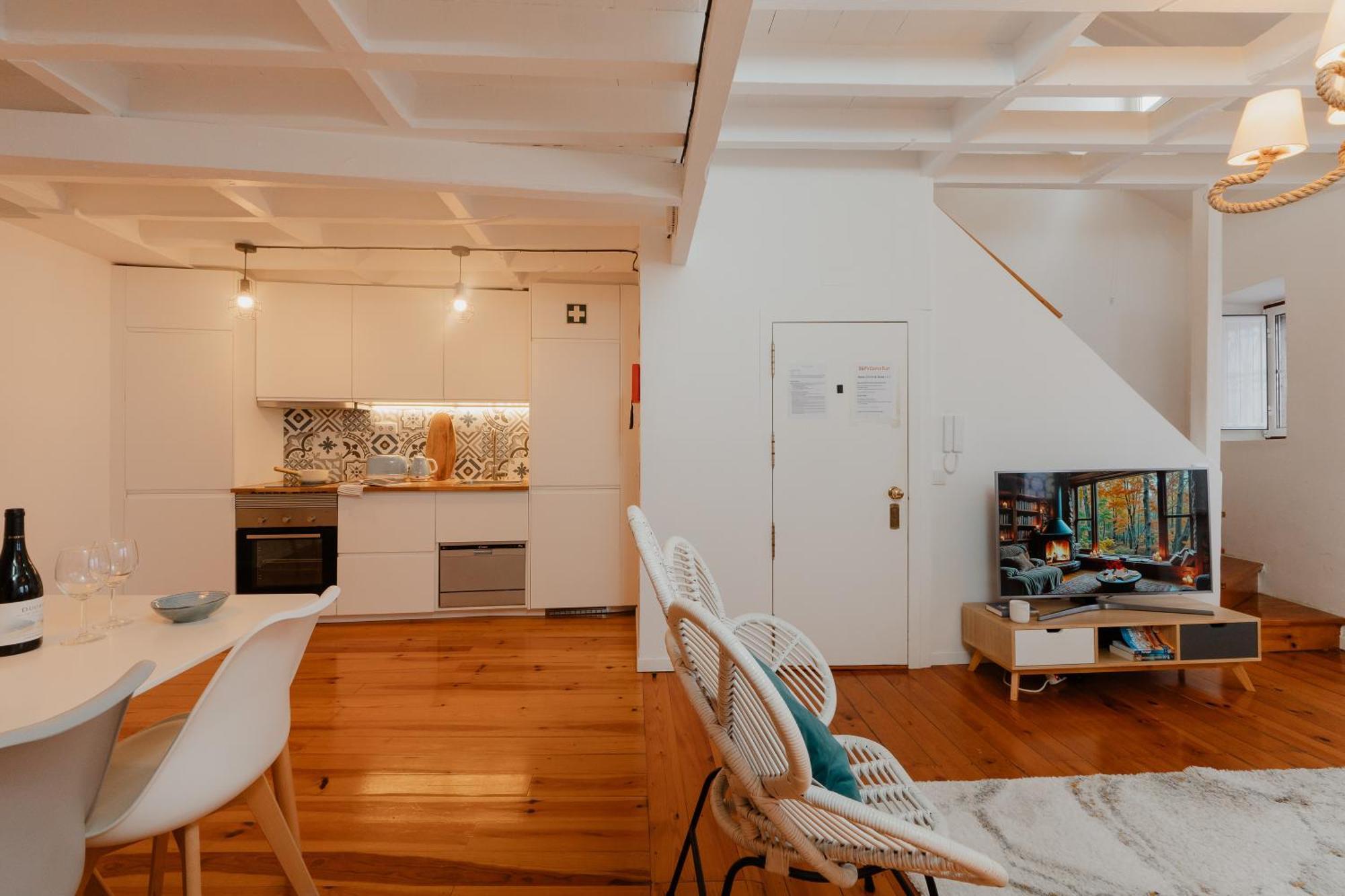 Stylish Getaway In A Mezzanine Flat By The Castle Apartment Lisbon Bagian luar foto
