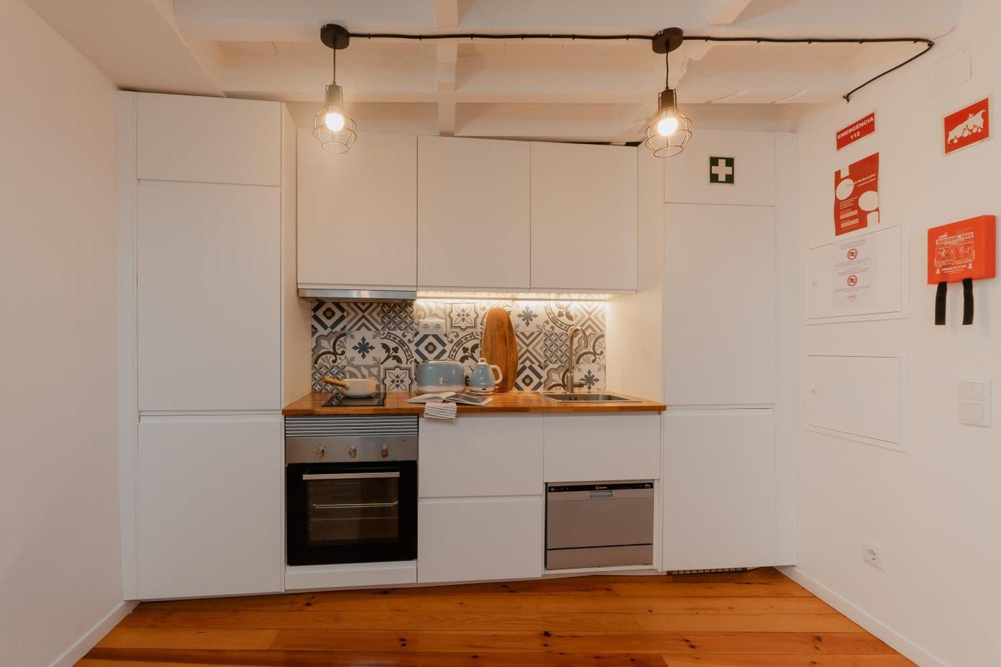 Stylish Getaway In A Mezzanine Flat By The Castle Apartment Lisbon Bagian luar foto