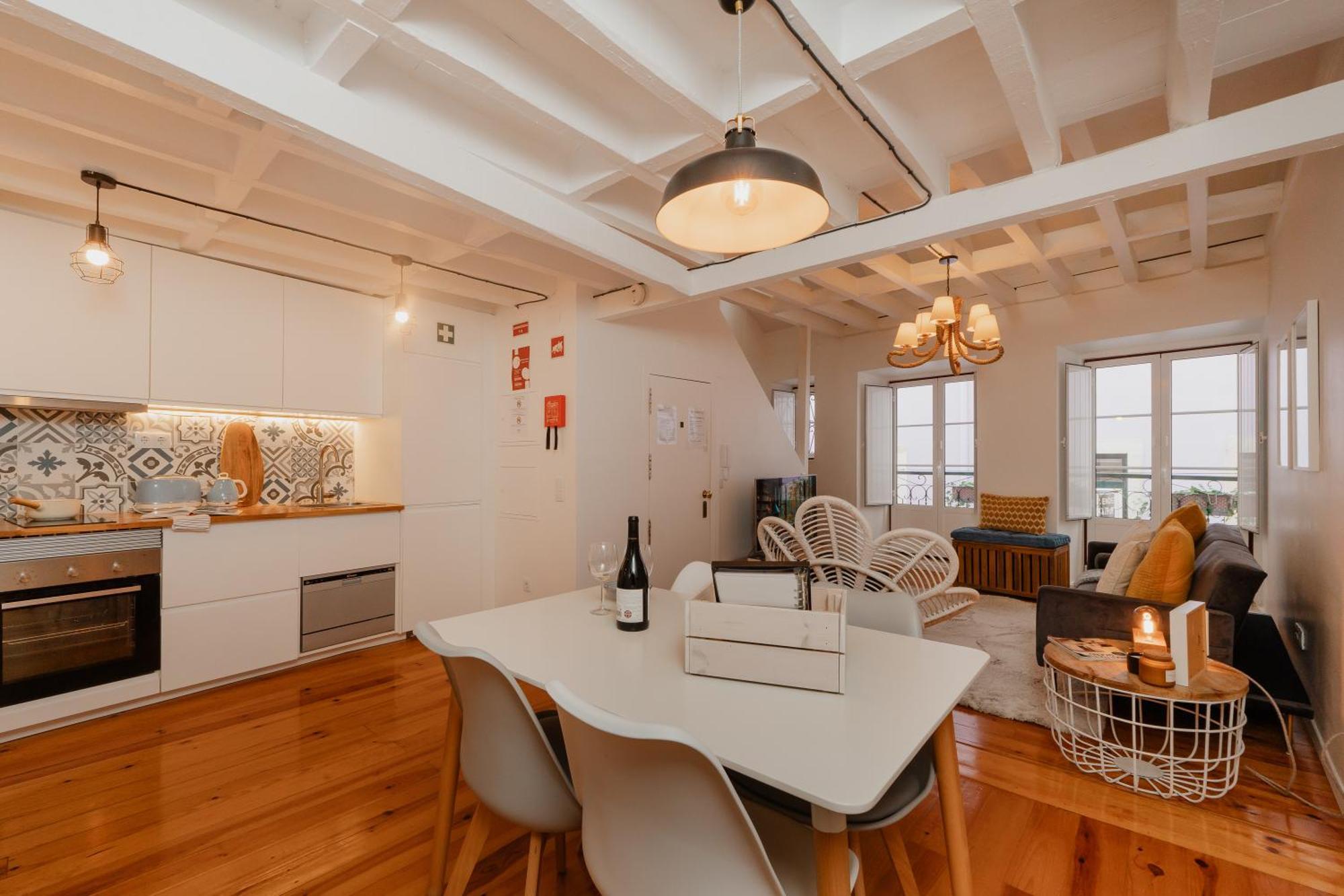 Stylish Getaway In A Mezzanine Flat By The Castle Apartment Lisbon Bagian luar foto