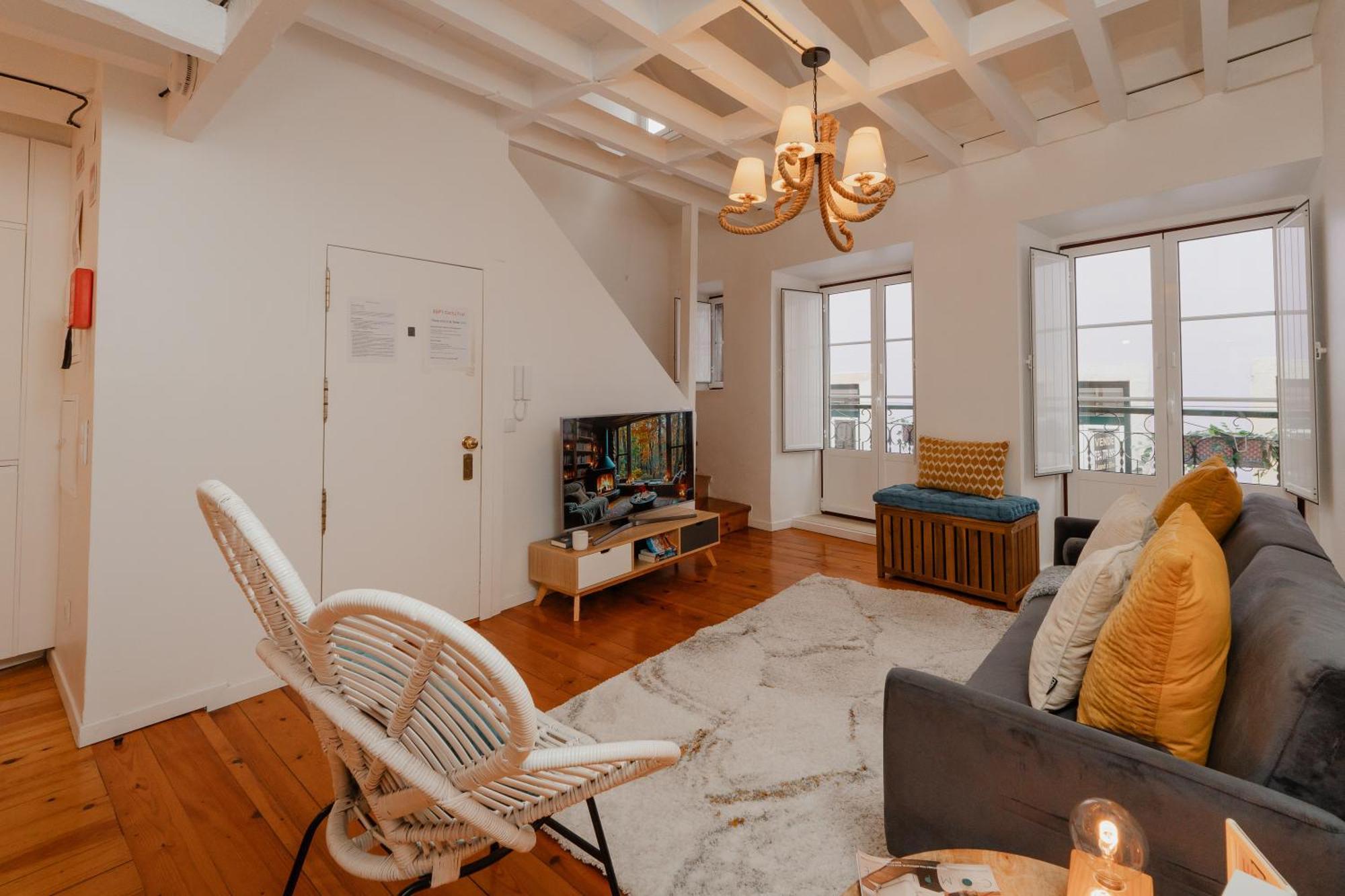 Stylish Getaway In A Mezzanine Flat By The Castle Apartment Lisbon Bagian luar foto