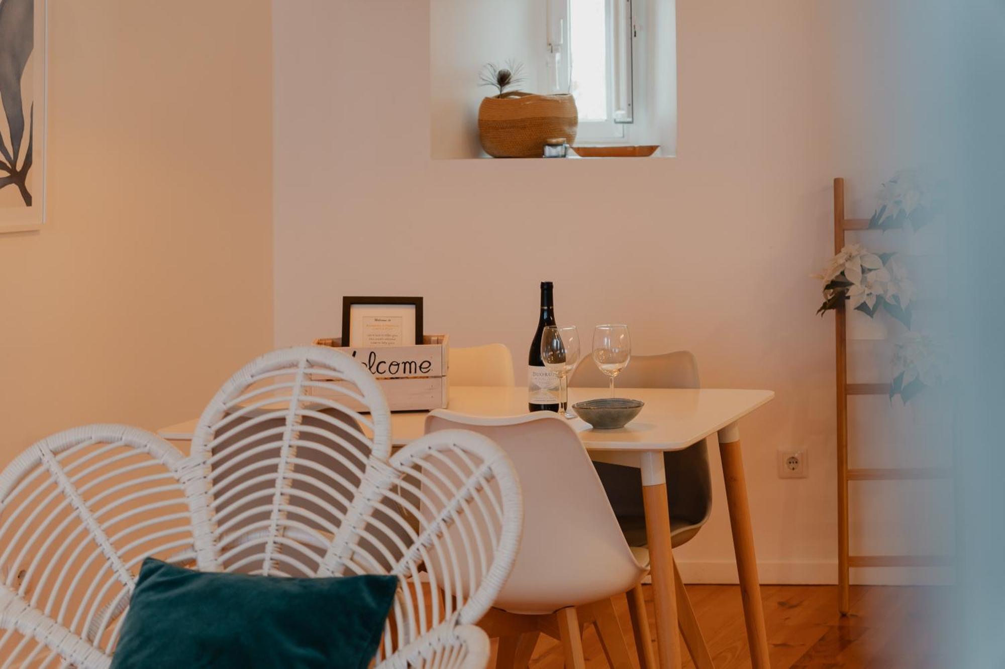 Stylish Getaway In A Mezzanine Flat By The Castle Apartment Lisbon Bagian luar foto