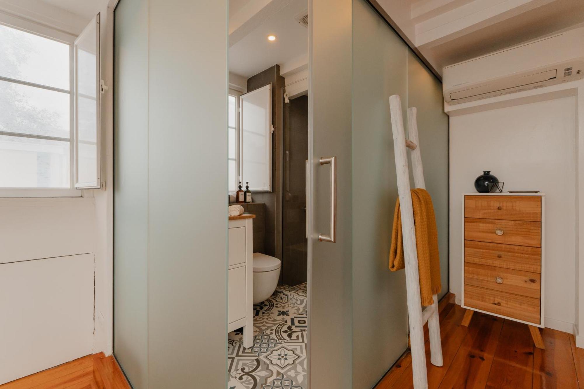 Stylish Getaway In A Mezzanine Flat By The Castle Apartment Lisbon Bagian luar foto