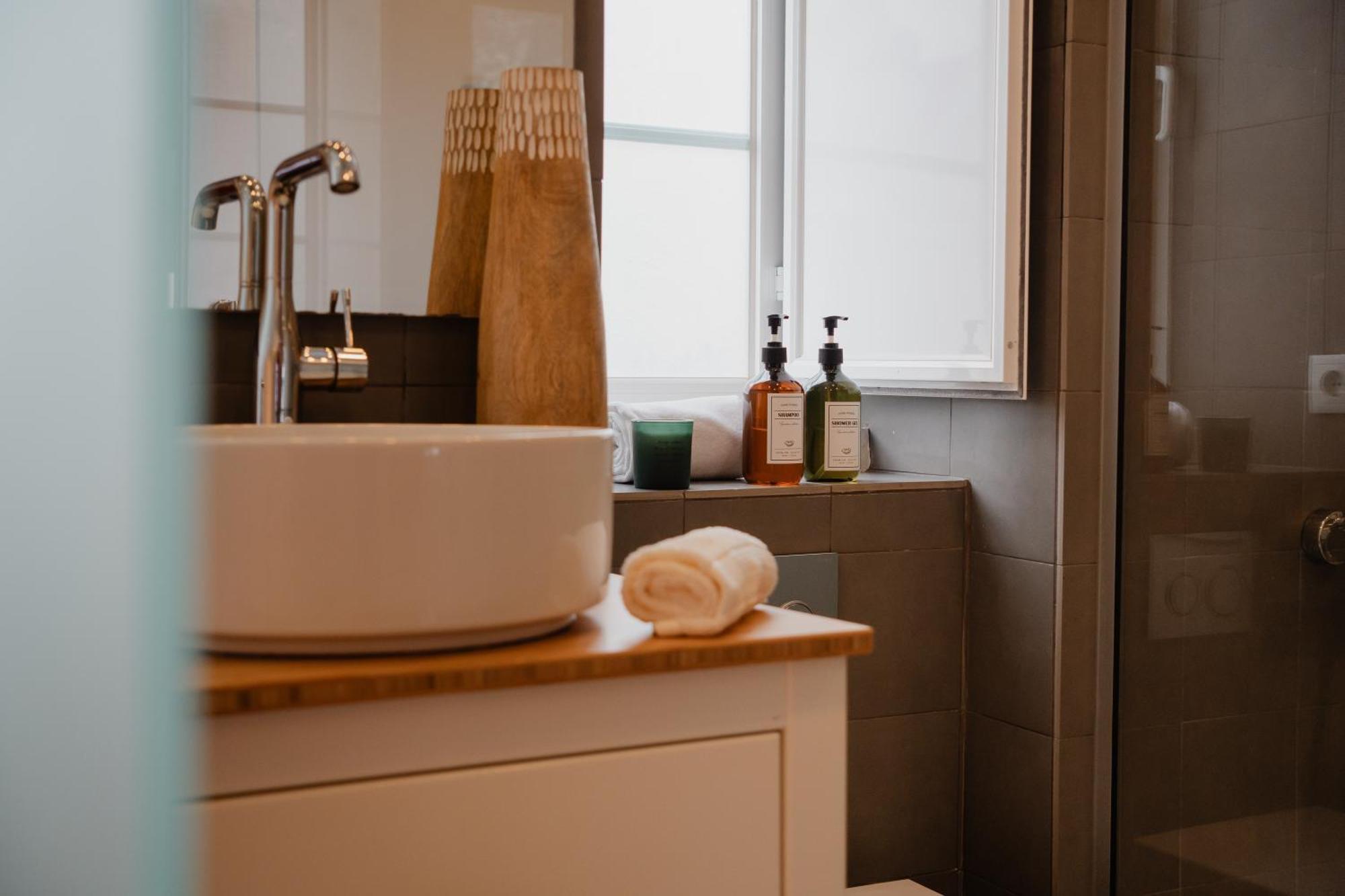 Stylish Getaway In A Mezzanine Flat By The Castle Apartment Lisbon Bagian luar foto