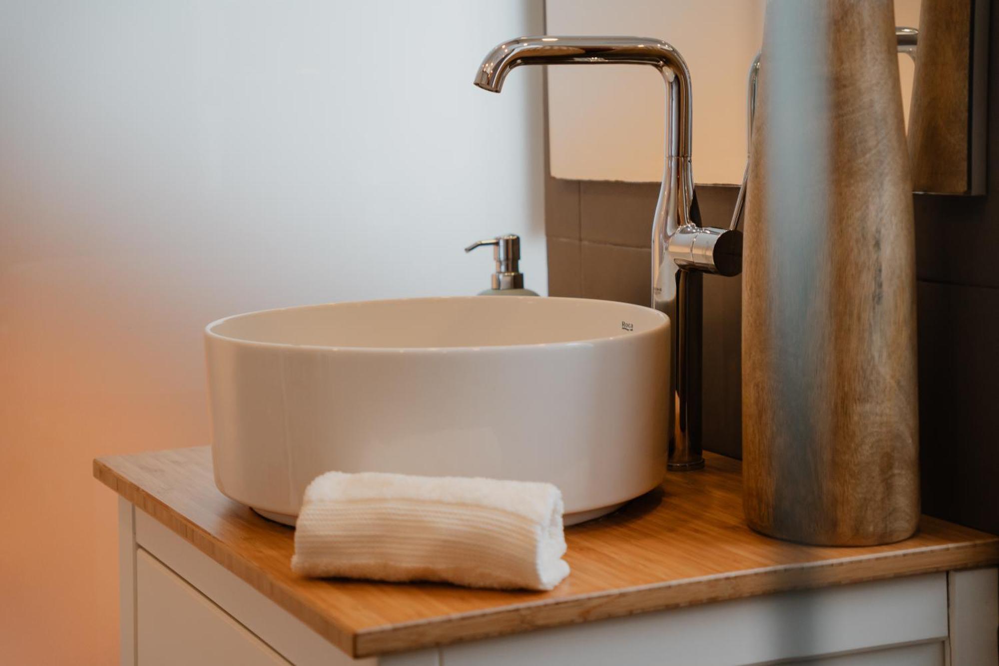 Stylish Getaway In A Mezzanine Flat By The Castle Apartment Lisbon Bagian luar foto
