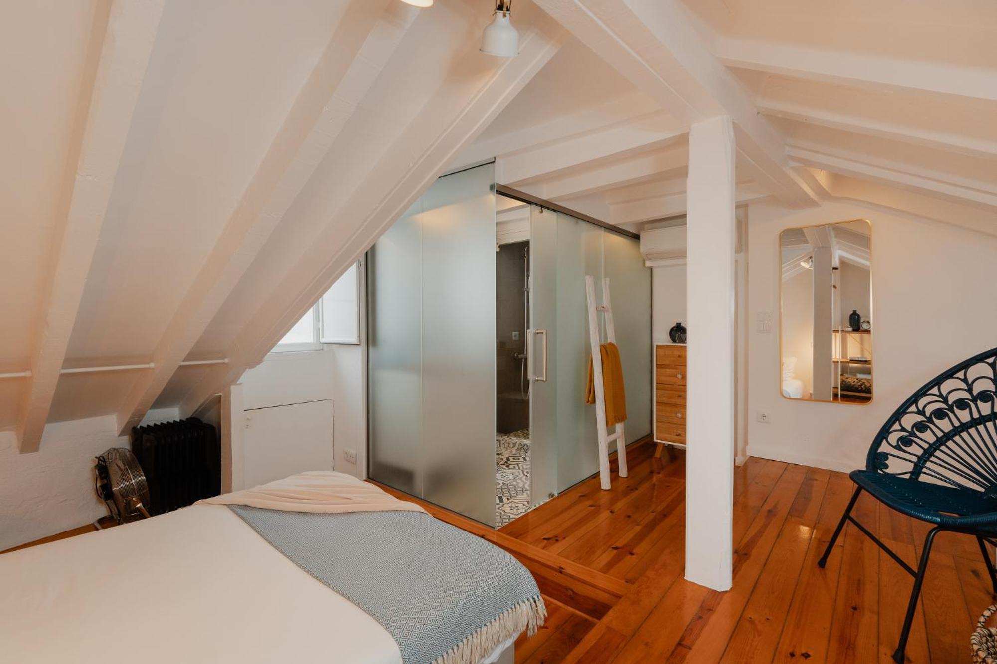 Stylish Getaway In A Mezzanine Flat By The Castle Apartment Lisbon Bagian luar foto