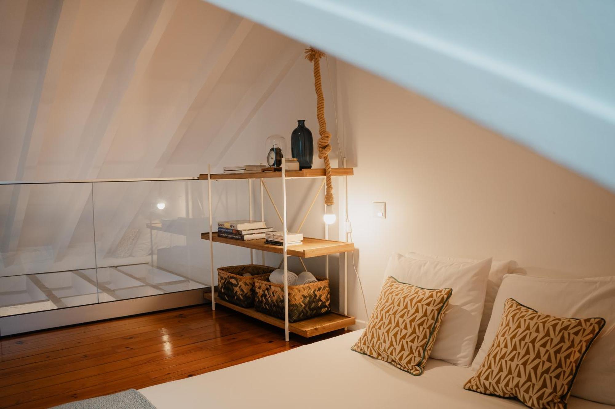 Stylish Getaway In A Mezzanine Flat By The Castle Apartment Lisbon Bagian luar foto