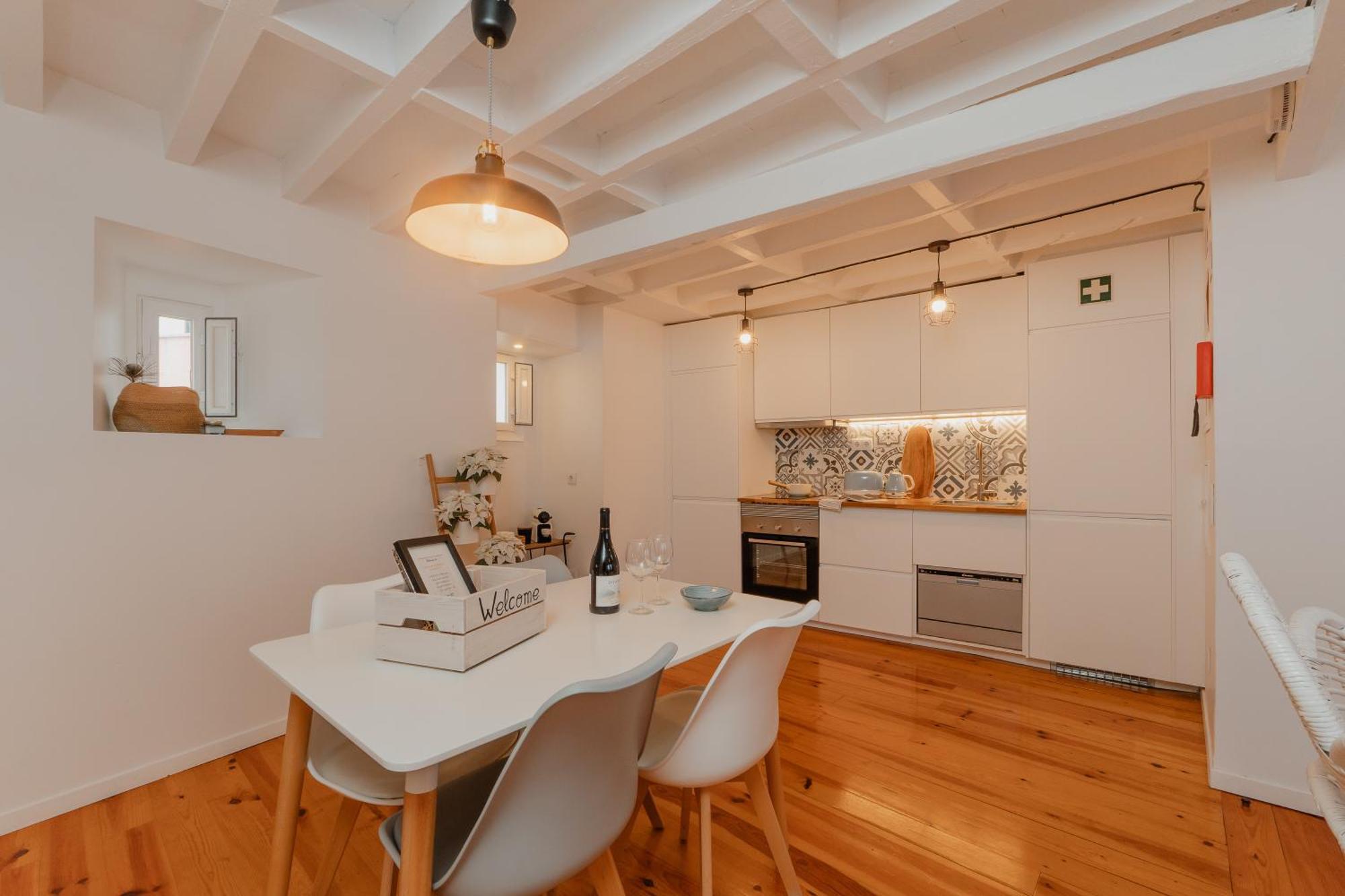 Stylish Getaway In A Mezzanine Flat By The Castle Apartment Lisbon Bagian luar foto