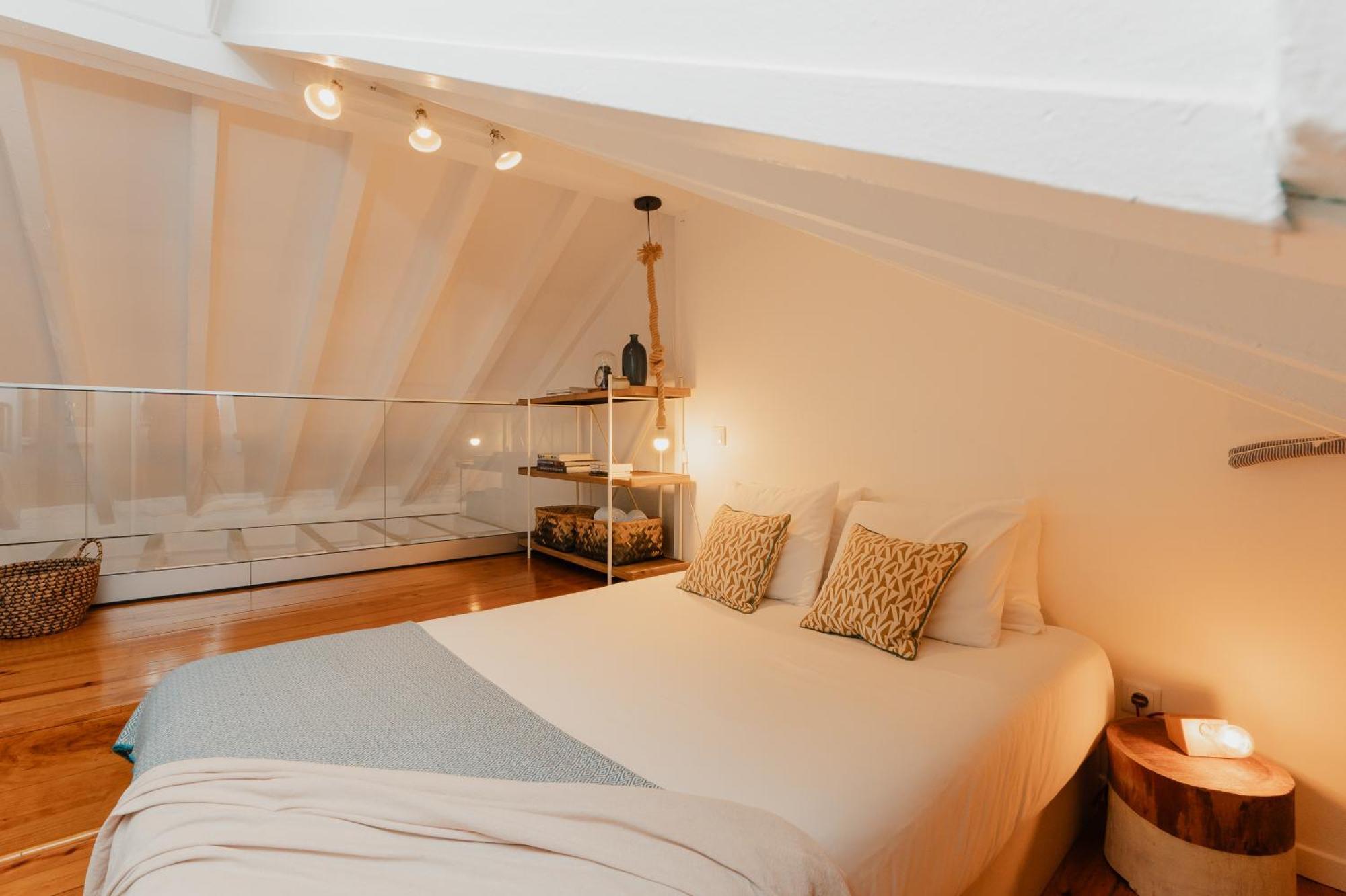Stylish Getaway In A Mezzanine Flat By The Castle Apartment Lisbon Bagian luar foto